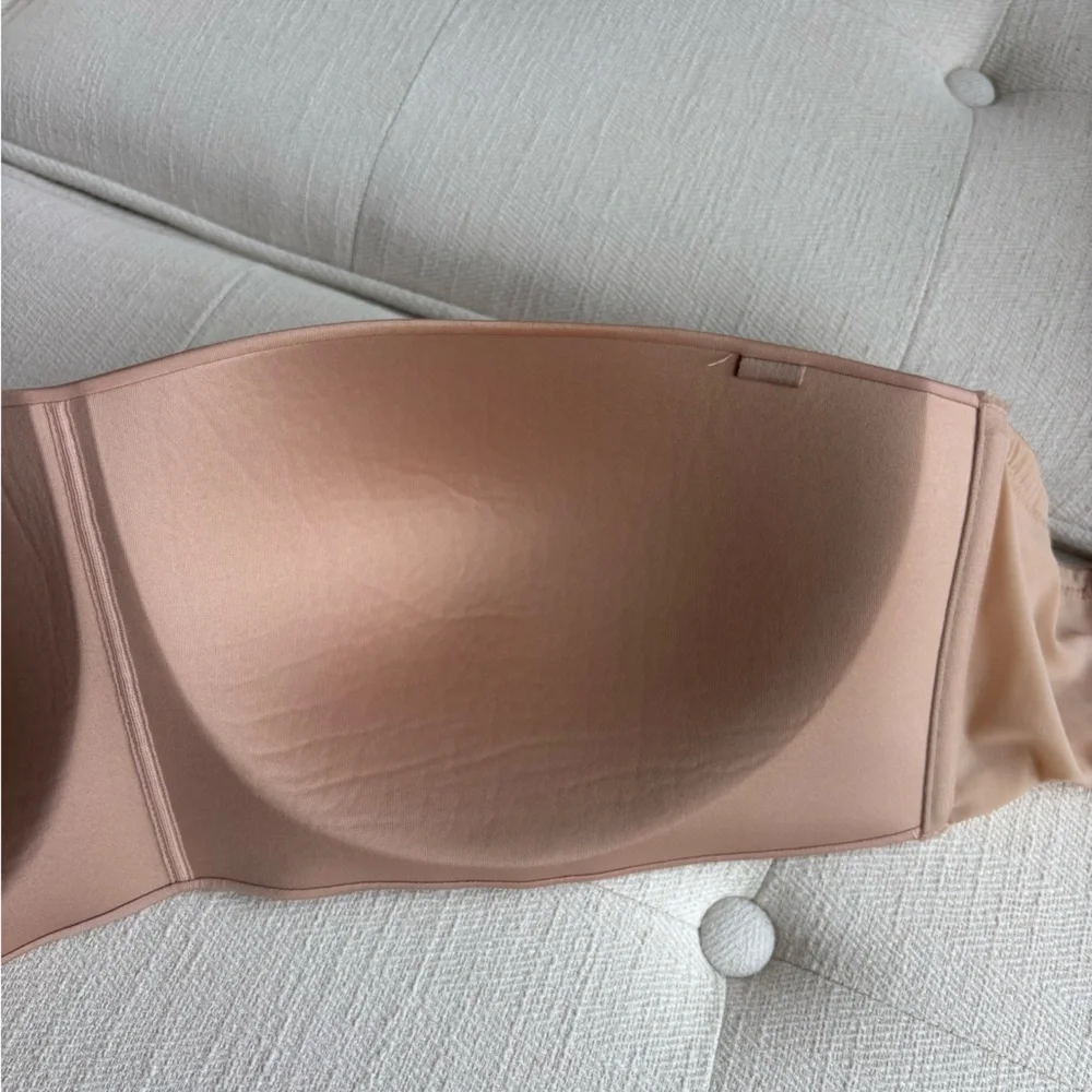 SKIMS Wireless Form Strapless Bra in Mica - Seamless Tan Bandeau